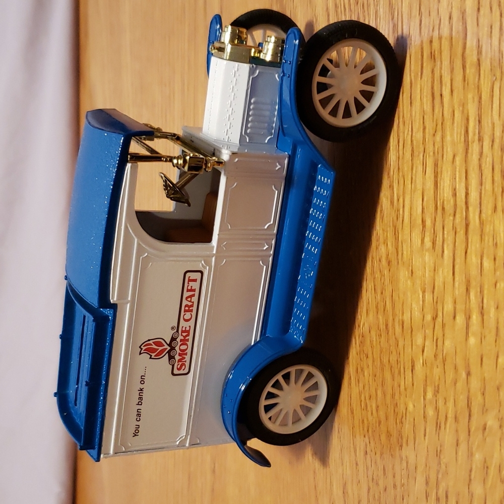 ERTL Replica Ford 1913 Model T Van Bank